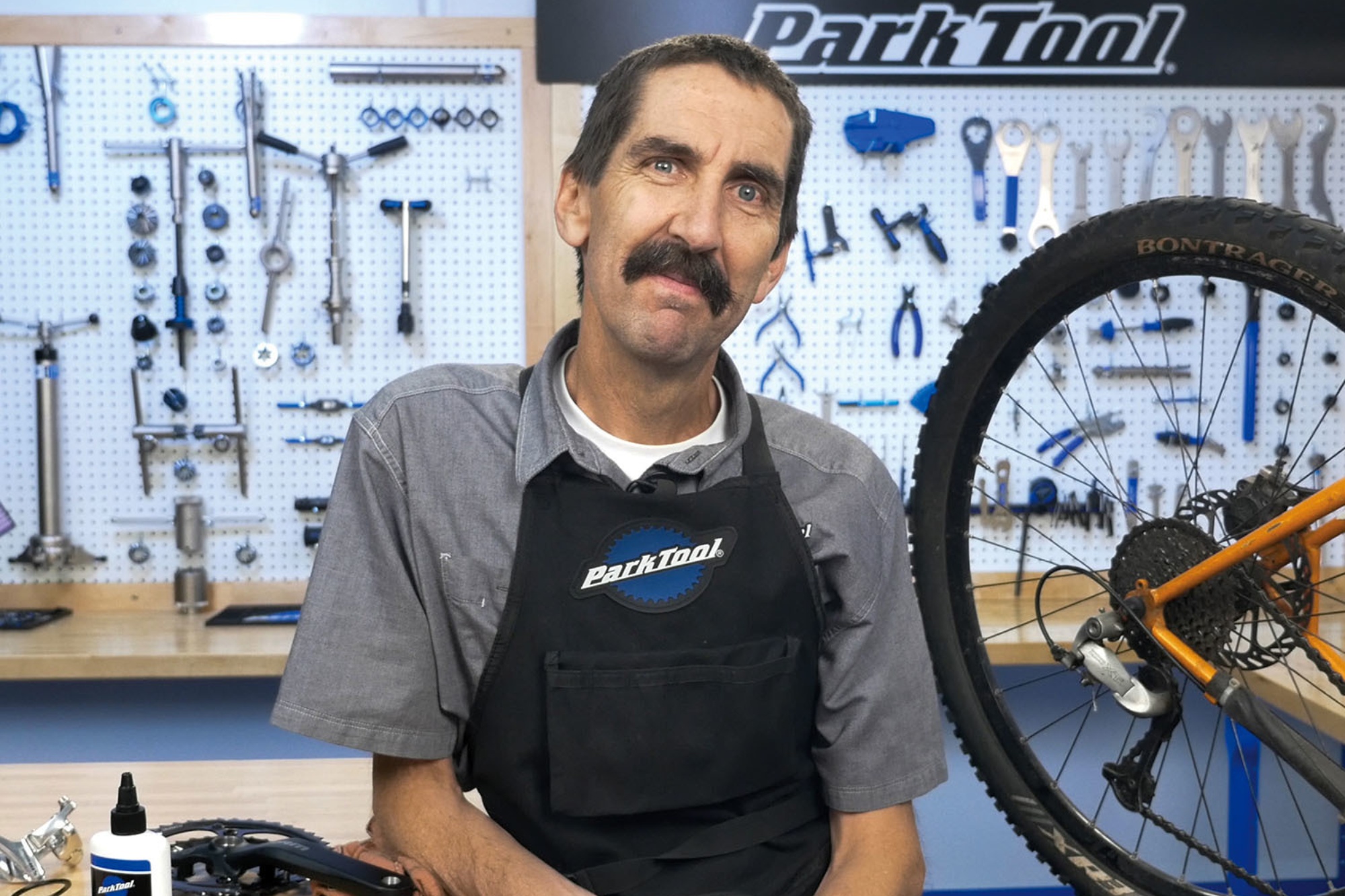 Calvin Jones, ícone do ensino de mecânica de bicicletas, se aposenta depois de 28 anos de contribuição