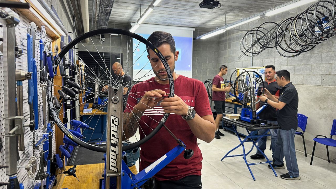 O motor invisível do varejo: oficina já responde por quase metade do faturamento de pequenos bike shops
